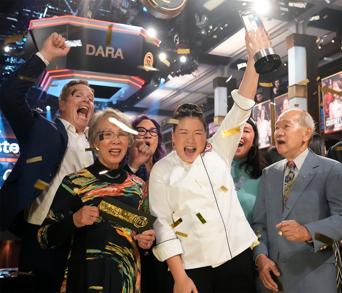 Dara with Stepdad Scott, Grandmother Nellie, Mom Carole, Dara in middle, Elena sister, and Grandfather Warren 2022